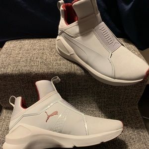 Brand new never worn woman size 6 Puma sneakers